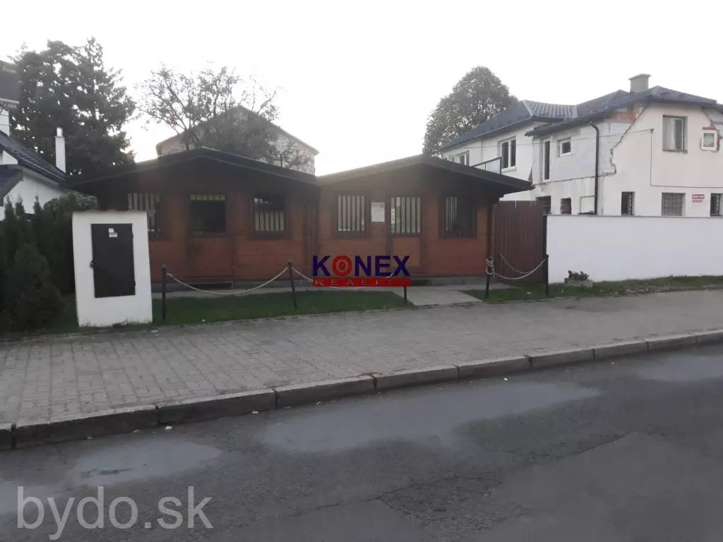 Predajný stánok  v blízkosti  centra mesta v Snine., 110615_1