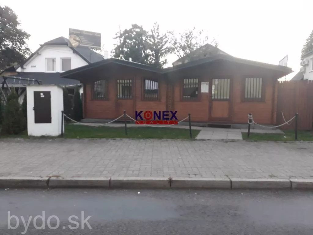 Predajný stánok  v blízkosti  centra mesta v Snine., 110615_2