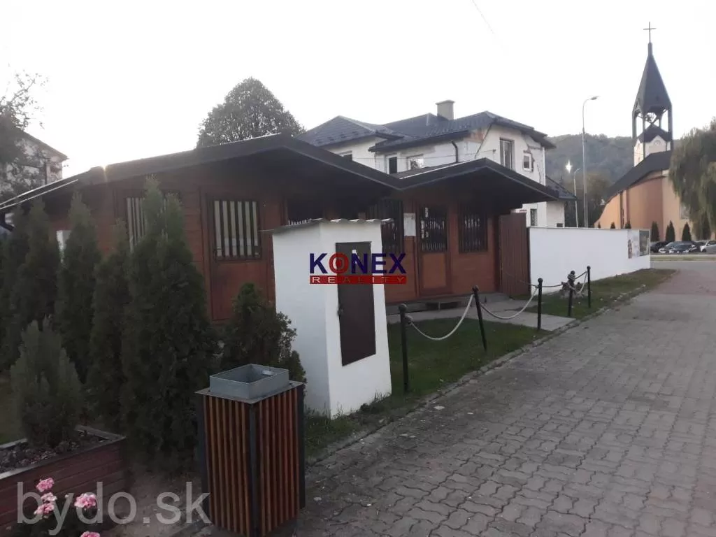 Predajný stánok  v blízkosti  centra mesta v Snine., 110615_3