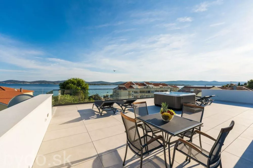 Neďaleko Zadaru je na predaj luxusný penthaus apartmán 50 m od mora, 137948_1