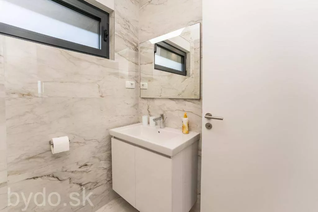 Neďaleko Zadaru je na predaj luxusný penthaus apartmán 50 m od mora, 137948_18