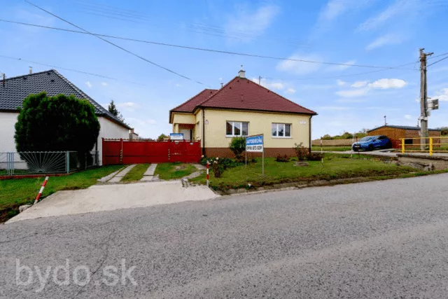 Predám 3-izbový rodinný dom v obci Zavar, 143471_1