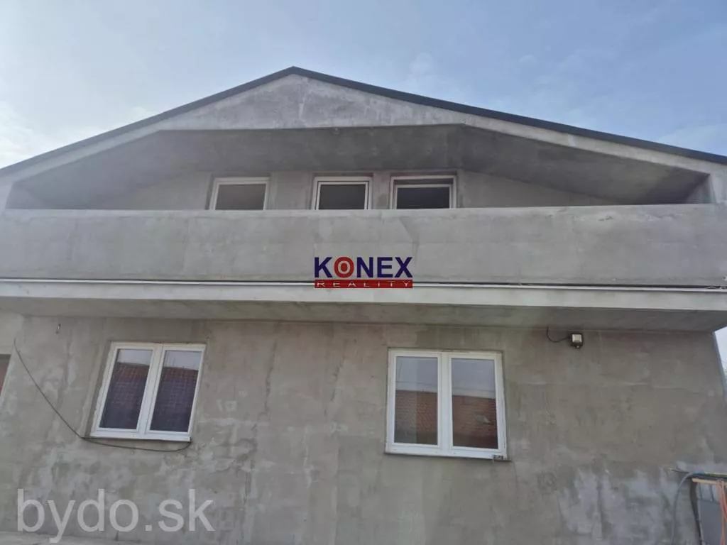 Poschodový RD v meste KRÁĽOVSKÝ CHLMEC – NA PREDAJ, 150989_0