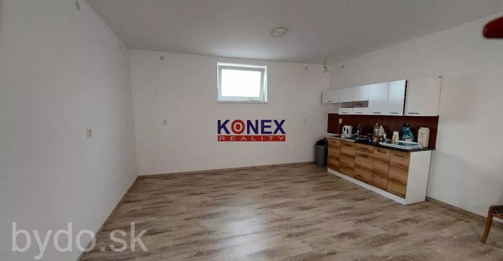 NA PREDAJ Zrekonštruovaný dom vo VEĽKÝCH KAPUŠANOCH, 157569_1