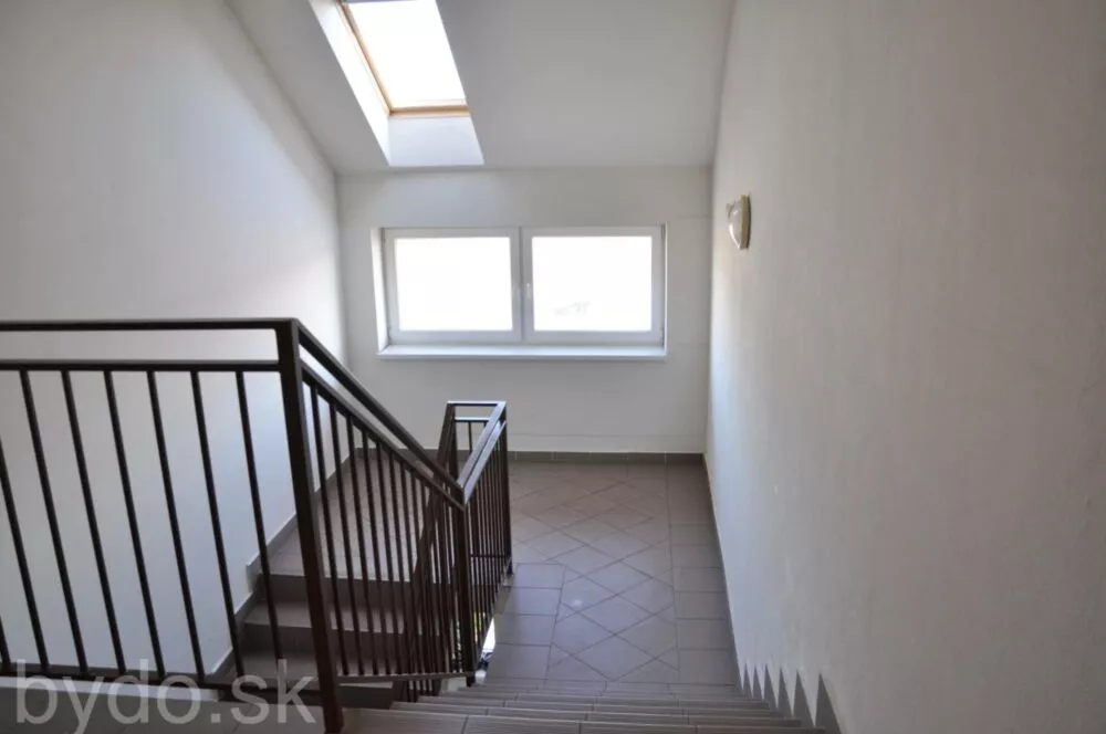 1-izb. príjemný podkrovný byt s parkovacím miestom a nízkymi nákladmi, 177145_16