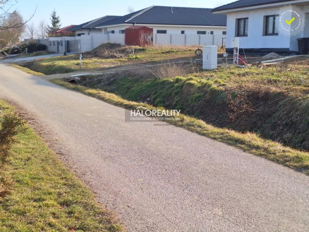 Pozemok pre rod. domy na predaj 885m2, Horná Krupá, 151154_3