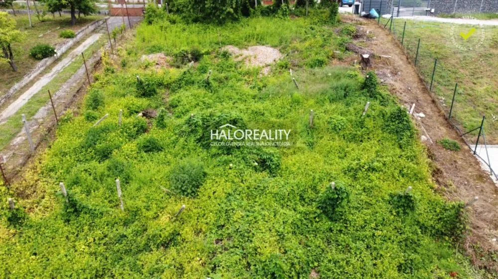 Pozemok pre rod. domy na predaj 1927m2, Šoporňa, 154419_0