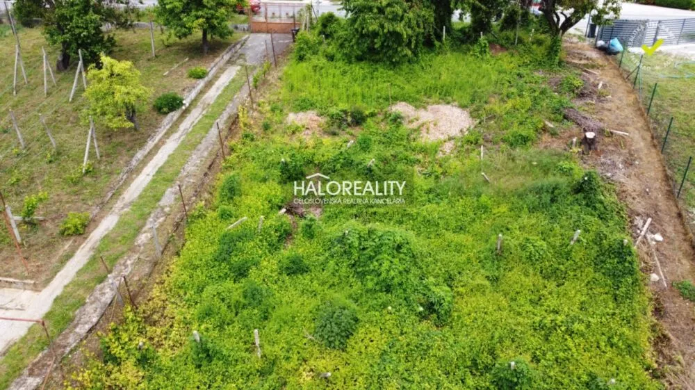 Pozemok pre rod. domy na predaj 1927m2, Šoporňa, 154419_1