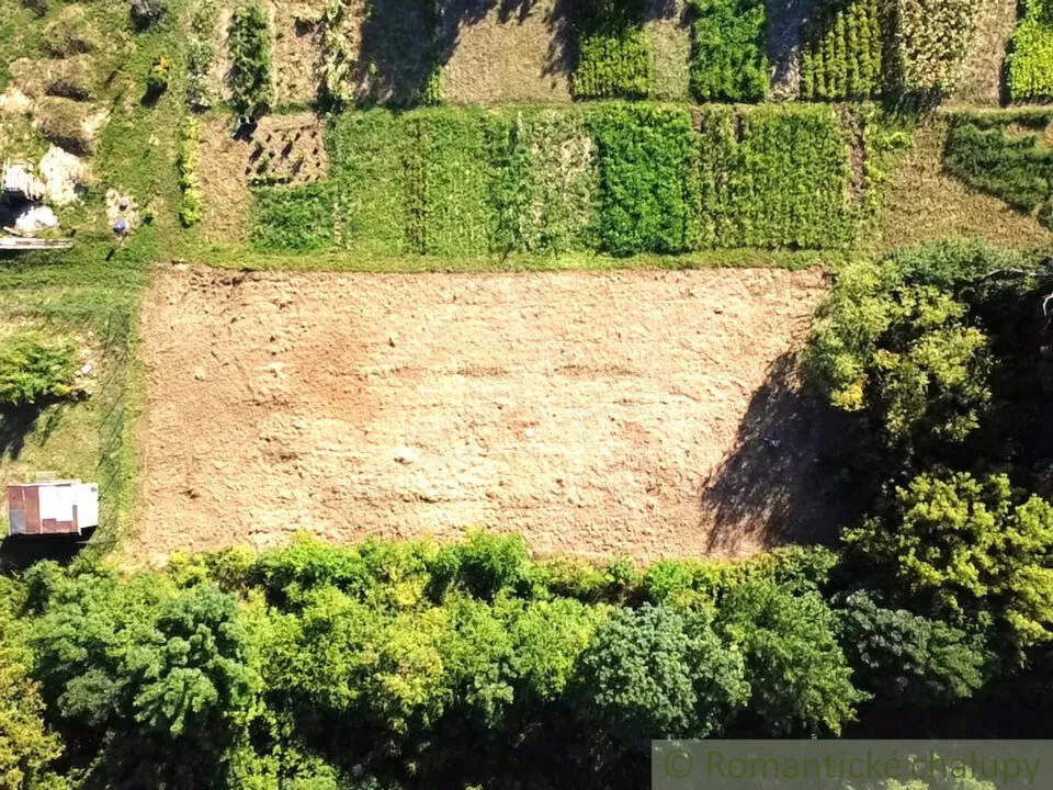 Pozemok pre rod. domy na predaj 857m2, Hosťová, 156082_2