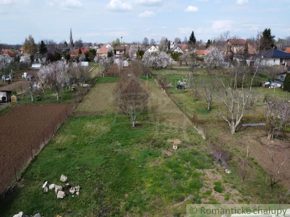 Pozemok pre rod. domy na predaj 2103m2, Mojmírovce, 179525_3